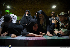 وداع خانواده با پیکر شهید مدافع حرم مهدی نریمانی در معراج شهدا