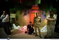 وداع خانواده با پیکر شهید مدافع حرم مهدی نریمانی در معراج شهدا