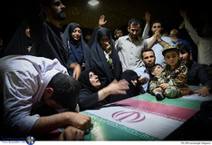 وداع خانواده با پیکر شهید مدافع حرم مهدی نریمانی در معراج شهدا