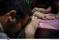 وداع خانواده با پیکر شهید مدافع حرم مهدی نریمانی در معراج شهدا