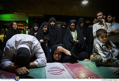 وداع خانواده با پیکر شهید مدافع حرم مهدی نریمانی در معراج شهدا