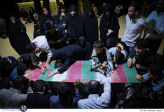 وداع خانواده با پیکر شهید مدافع حرم مهدی نریمانی در معراج شهدا