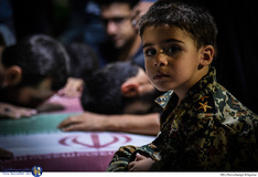 وداع خانواده با پیکر شهید مدافع حرم مهدی نریمانی در معراج شهدا