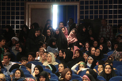 انبوه جمعیت در سالن برگزاری اختتامیه ششمین «جشنواره کتابخوانی رضوی»