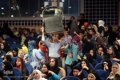 انبوه جمعیت در سالن برگزاری اختتامیه ششمین «جشنواره کتابخوانی رضوی»