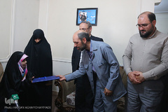 تجلیل از خانواده شهید قرآنی مدافع حرم «مصطفی صدرزاده»