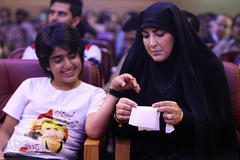  همسر و فرزند شهید تقی ارغوانی در گردهمایی خبرنگاران افتخاری خبرگزاری ایکنا