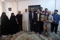 دیدار نمایندگان جامعه قرآنی با خانواده شهید مدافع حرم «احمد اعطایی»