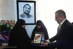 دیدار نمایندگان جامعه قرآنی با خانواده شهید مدافع حرم «احمد اعطایی»