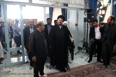 ورود حجت‌الاسلام والمسلمین سیدحسن خمینی، تولیت حرم حضرت مطهر امام خمینی(ره) به محل برگزاری مراسم