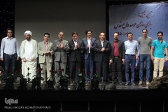 عکس دسته جمعی برگزیدگان نخستین آیین تجلیل از بازی‌سازان رایانه ای عرصه دفاع مقدس 