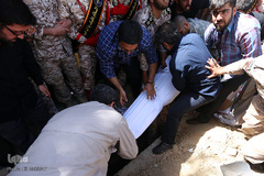 لحظه دفن پیکر شهید مدافع حرم سجاد زبرجدی در گلزار شهدای بهشت زهرا(س)