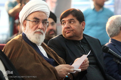 حجت‌الاسلام والمسلمین محمدی گلپایگانی، رئیس دفتر مقام معظم رهبری و  محمد مخبر، رئیس ستاد اجرایی فرمان حضرت امام (ره)