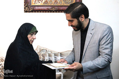 اهدای لوح سپاس از طرف خانواده شهید قرآنی «احمد شعبانی ورکی» به هادی موحد امین، قاری بین المللی قرآن کریم