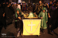 دسته عزاداری شاه حسین گویان در میدان منیریه 