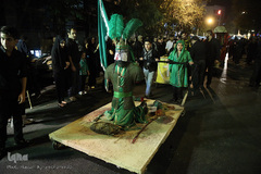 دسته عزاداری شاه حسین گویان در میدان منیریه 