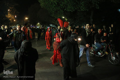 دسته عزاداری شاه حسین گویان در میدان منیریه 