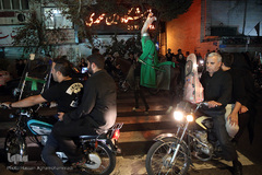 دسته عزاداری شاه حسین گویان در میدان منیریه 