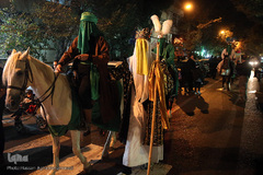 دسته عزاداری شاه حسین گویان در میدان منیریه 