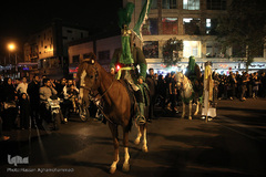 دسته عزاداری شاه حسین گویان در میدان منیریه 