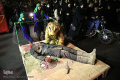 دسته عزاداری شاه حسین گویان در میدان منیریه 