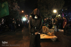 دسته عزاداری شاه حسین گویان در میدان منیریه 