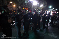 دسته عزاداری شاه حسین گویان در میدان منیریه 