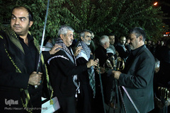 دسته عزاداری شاه حسین گویان در میدان منیریه 