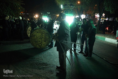 دسته عزاداری شاه حسین گویان در میدان منیریه 