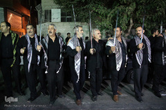 دسته عزاداری شاه حسین گویان در میدان منیریه 