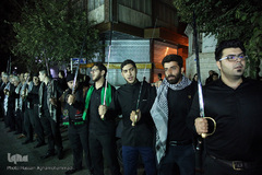 دسته عزاداری شاه حسین گویان در میدان منیریه 