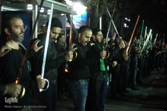 دسته عزاداری شاه حسین گویان در میدان منیریه 