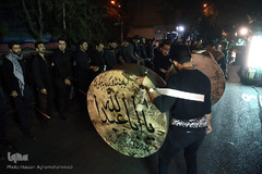 دسته عزاداری شاه حسین گویان در میدان منیریه 