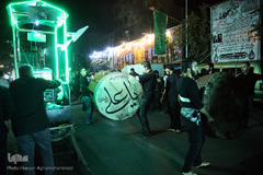 دسته عزاداری شاه حسین گویان در میدان منیریه 