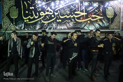 دسته عزاداری شاه حسین گویان در میدان منیریه 