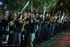 دسته عزاداری شاه حسین گویان در میدان منیریه 