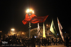 دسته عزاداری شاه حسین گویان در میدان منیریه 