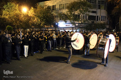 دسته عزاداری شاه حسین گویان در میدان منیریه 