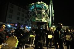 دسته عزاداری شاه حسین گویان در میدان منیریه 