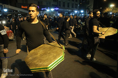 دسته عزاداری شاه حسین گویان در میدان منیریه 