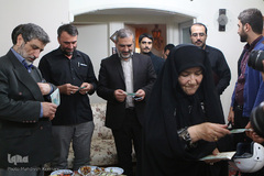 هدیه دادن مادر شهید به مهمانان
