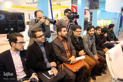 مناظره دانشجویی در غرفه ایکنا ـ نمایشگاه مطبوعات
