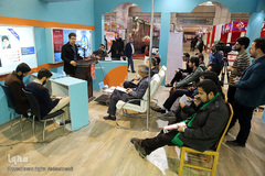 مناظره دانشجویی در غرفه ایکنا ـ نمایشگاه مطبوعات