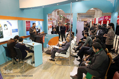 مناظره دانشجویی در غرفه ایکنا ـ نمایشگاه مطبوعات