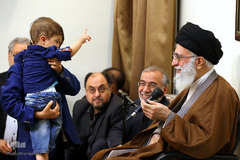 دیدارجمعی‌ازخانواده‌های‌شهدای مدافع‌حرم با رهبرانقلاب