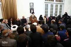 دیدارجمعی‌ازخانواده‌های‌شهدای مدافع‌حرم با رهبرانقلاب