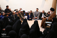 دیدارجمعی‌ازخانواده‌های‌شهدای مدافع‌حرم با رهبرانقلاب