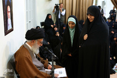 دیدارجمعی‌ازخانواده‌های‌شهدای مدافع‌حرم با رهبرانقلاب