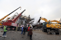 سومین روز از عملیات آوار برداری ساختمان پلاسکو