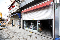 تخلیه مغازه های اطراف ساختمان حادثه دیده پلاسکو